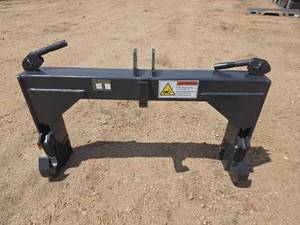 lot 5756 image: Wolverine TR-26-02C Class II 3-Point Hitch Quick Attach Adapter