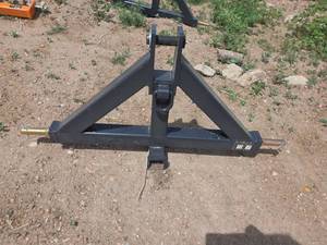 lot 5759 image: Wolverine TQH-26-02C Class II 3-Point Tractor Hitch Adapter