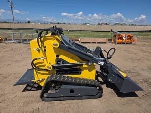 lot 5769 image: ZJG-380 Mini Track Skid Steer Loader with Bucket (Leak, see description and photos)