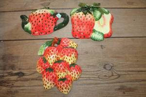 lot 1237 image: Strawberry Ceramic Home Dcor