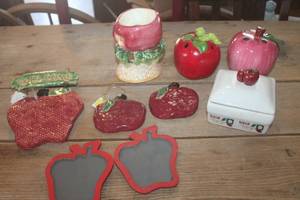 lot 1239 image: Apple Theme Home Dcor