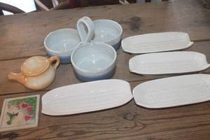 lot 1273 image: Vtg. Pottery Relish Dish, Corn Plates & More