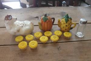 lot 1274 image: Refrigerator Deodorizer Bear, Daisy S&P Shakers & More
