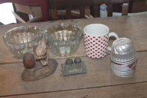 lot 1276 image: Vtg. Salt & Pepper Shakers and More