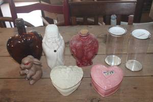 lot 1278 image: Vintage Trinket Boxes & More
