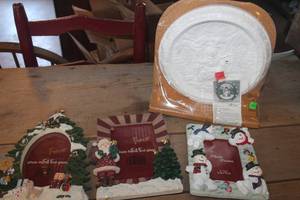 lot 1333 image: Christmas Picture Frames and More
