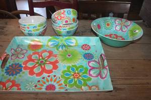 lot 1338 image: Pool Party Serving Set needs cleaning