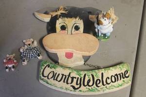 lot 1349 image: Cow Home Dcor