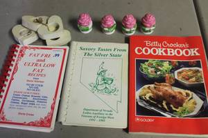 lot 1361 image: Flower S&P Shakers & More