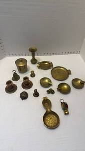 lot 1030 image: Brass ashtrays and other collectibles