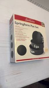 lot 1062 image: Sunbeam Springform pan set new in box