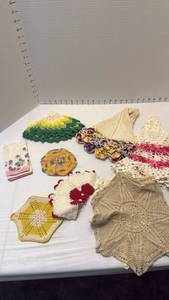 lot 1066 image: Crochet doilies and hankies