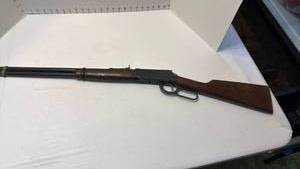 lot 1076 image: Pump action BB rifle