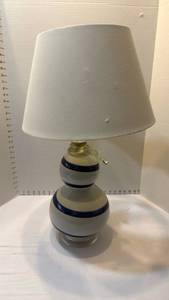 lot 1090 image: Blue and white swirl table lamp 27 inches tall