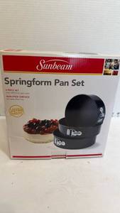 lot 1105 image: Sunbeam Springform pan set 3 pc new in box