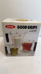 lot 1107 image: Oxo Good Grips 3 pc angled measuring cup set new in box