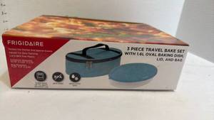 lot 1108 image: Frigidaire 3 pc travel bake set new in box