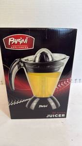 lot 1111 image: Parini 34 ounce juicer new in box