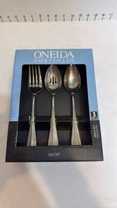 lot 1132 image: Oneida Portfolio 3 pc serve set new in box