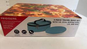 lot 1134 image: Frigidaire 3 pc travel bake set new in box