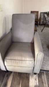 lot 1300 image: Belleze recliner chair 39x29x33 seat 17 inches