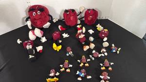 lot 1316 image: California Raisins collectibles