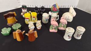 lot 1319 image: Souvenir salt and pepper shakers