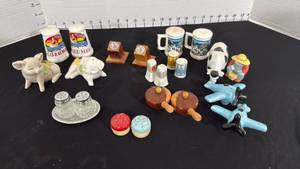 lot 1320 image: Souvenir salt and pepper shakers