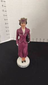 lot 1326 image: Avon figurine needs new cork