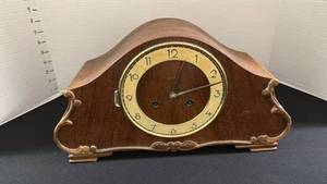 lot 1351 image: Vintage mantle clock no key