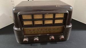 lot 1352 image: Vintage True Tone radio