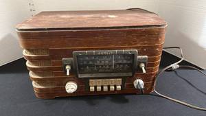 lot 1353 image: Vintage Zenith radio
