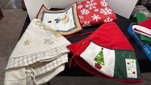 lot 1384 image: Tree skirts, quilted wall hanging and tablecloth