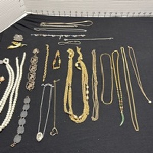 lot 1387 image: Necklaces, bracelets and pins