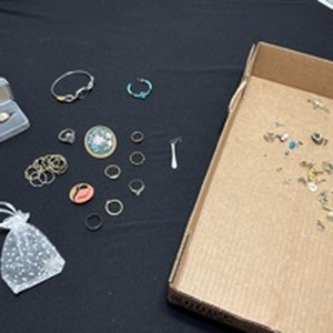 lot 1389 image: Avon ring, rings, bracelet and assorted earrings