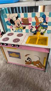 lot 1398 image: Childrens play sink and stove 32x26.5x12