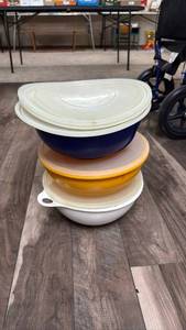 lot 1425 image: Tupperware bowls with extra lids