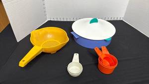 lot 1426 image: Tupperware covered dish, strainer and measuring cups