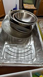 lot 1456 image: Aluminum roasting pans and baking dishes