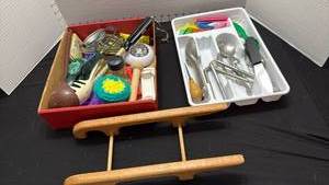 lot 1457 image: Utensils, bag clips and more