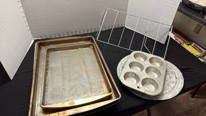 lot 1464 image: Baking pans and cooling rack