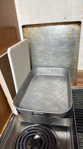 lot 1466 image: Baking pans and cutting board