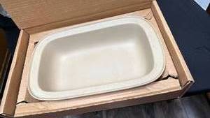 lot 1472 image: Pampered Chef rectangular bowl with 2 bags