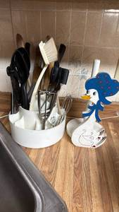 lot 1473 image: Utensils and slotted organizer with paper towel holder
