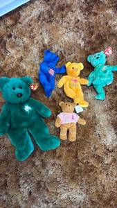 lot 1918 image: Stuffed bears