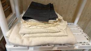 lot 1922 image: Tablecloths and napkins