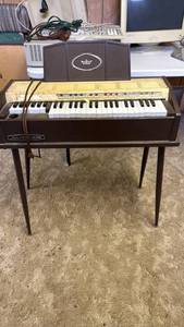 lot 2006 image: Audion electric piano 30x27.5x12 located in basement