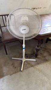 lot 3007 image: Optimus oscillating pedestal fan works