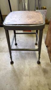 lot 3015 image: Work stool 22x14.5x14.5