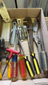 lot 3022 image: Craftsman, Stanley screwdrivers, wrenches, pliers and more